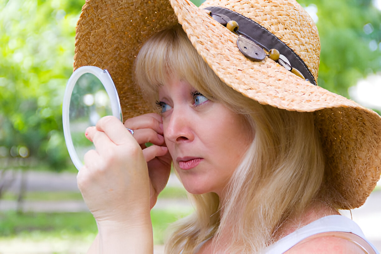 Can You See a Cataract in the Mirror?